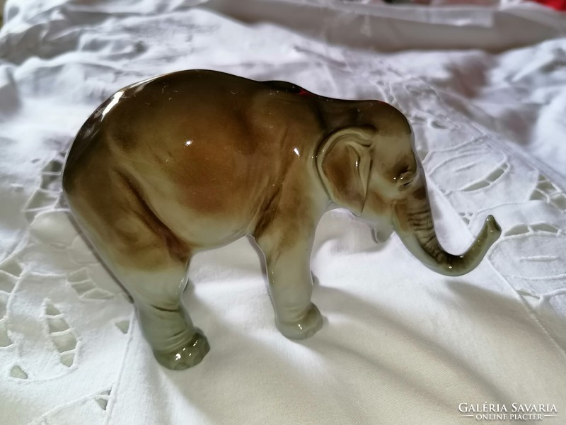 Royal Dux felálló ormányos szerencsehozó elefánt 