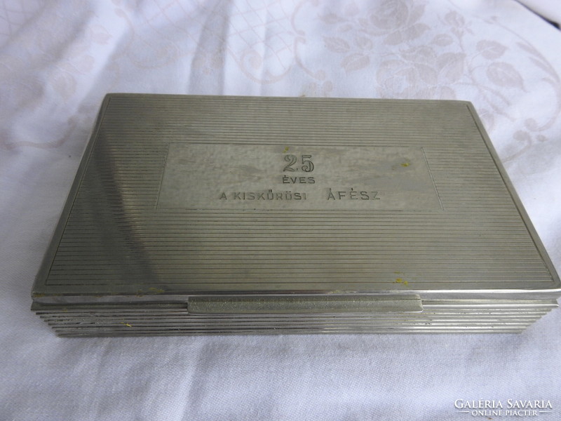 The Kiskőrös áfés alpaca box with wooden insert is 25 years old