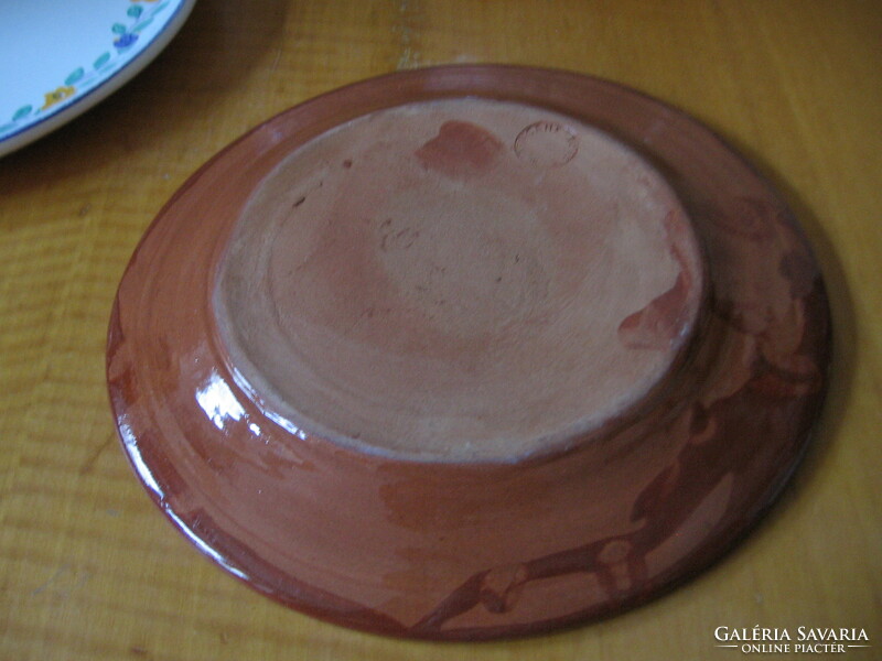 Vastag, barna görög majolika tányér kacskaringós mintával.