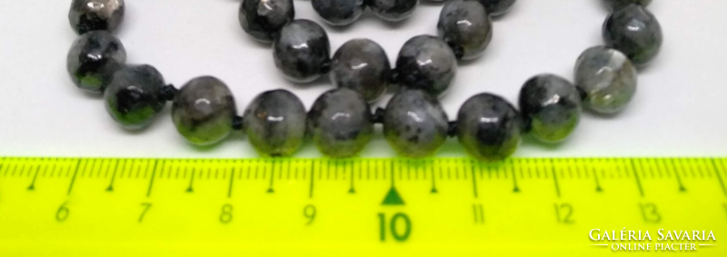 Larvikit (fekete labradorit) ásvány nyaklánc, 8 mm-s fazettált gyöngyökből