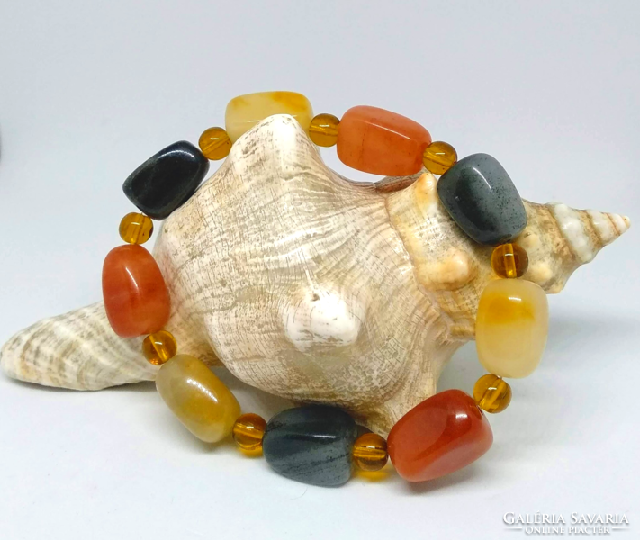 Colorful agate bracelet, made of large blocks of pearls
