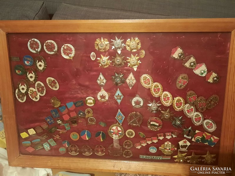 Szovjet és Magyar kitüntetés , jelvény gyűjtemény 15 üveges tablóban