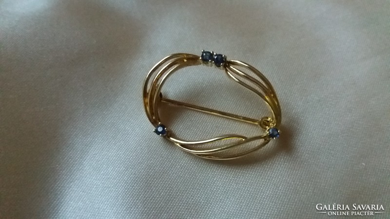 Gold-plated silver brooch with sapphire