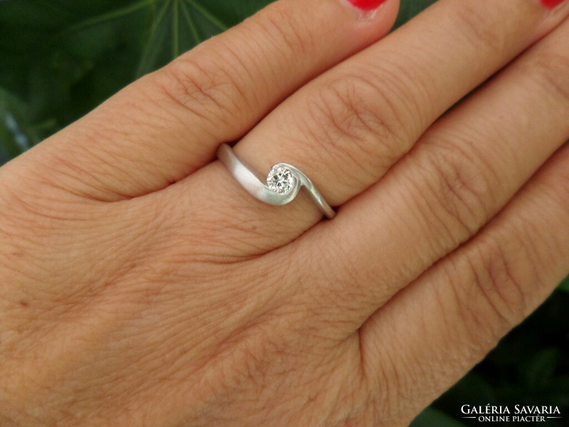 Matt white gold brilled solitaire ring