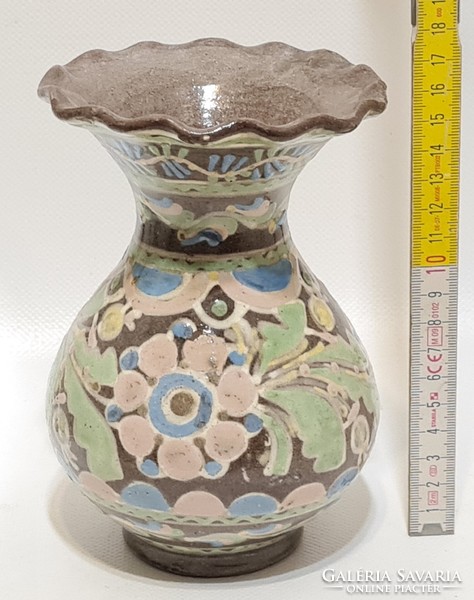 "Lázi J." Lázi János "HMV" jelzett, színes virágos, barna mázas népi kerámia váza (2358)