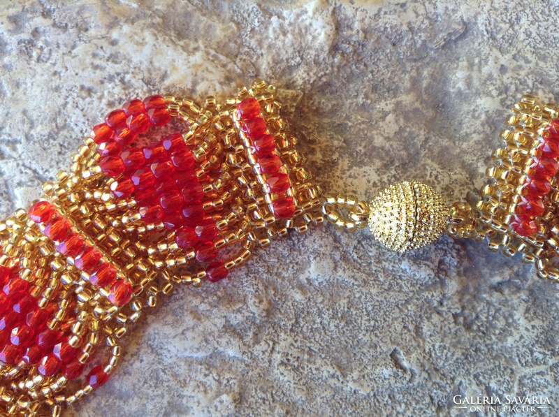 Arany és piros gyöngyékszer szett: karkötő és extravagáns nyakék, Kleopátra egyiptomi stílus