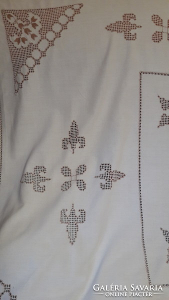 Old embroidered tablecloth (l2936)