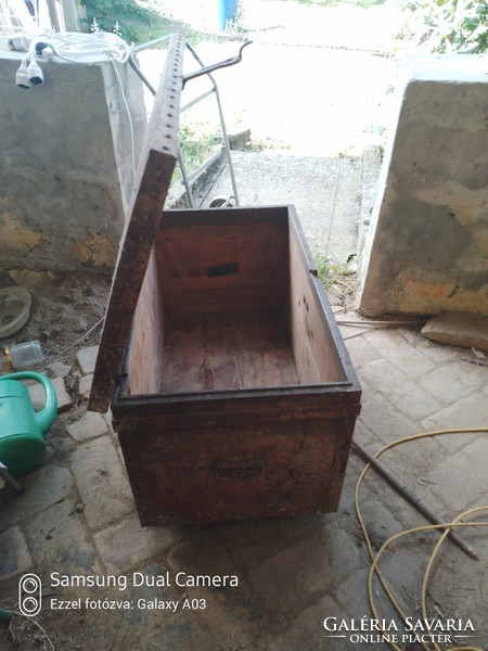 Antique chest/maybe military?/