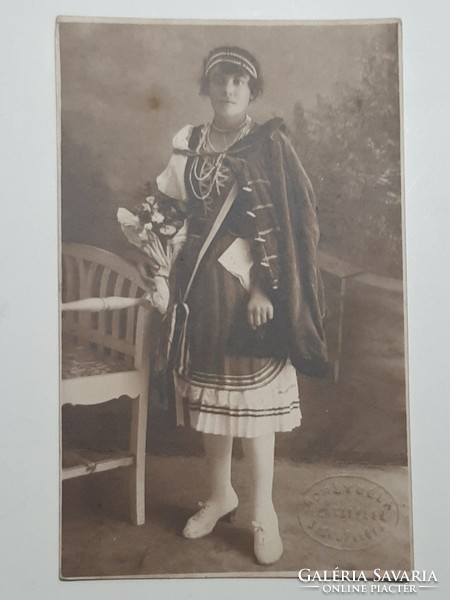 Népviseletbe öltözött hölgy 1920 -as évek  Rákospalota Borsy Béla fényképész fotója