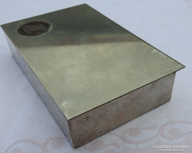 Ezüst színű fém díszdoz – cigisdoboz fa betéttel – Z jelzéssel