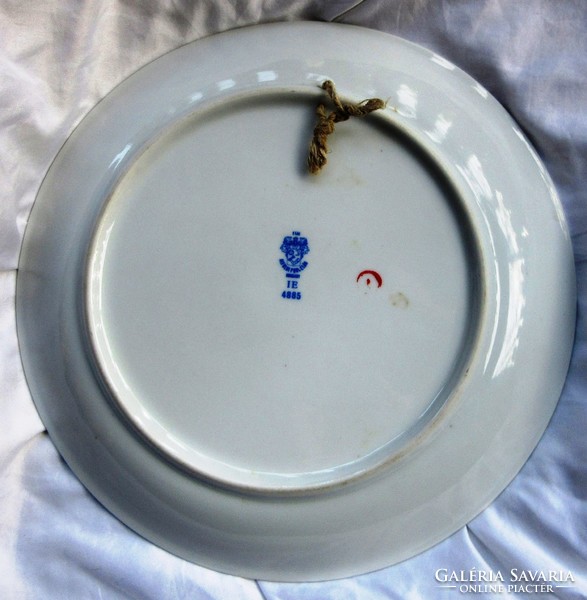 2 wall plates for sale, ceramic, porcelain, diameter 27.5 and 24 cm.