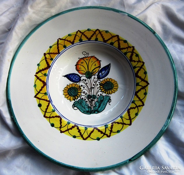 2 wall plates for sale, ceramic, porcelain, diameter 27.5 and 24 cm.