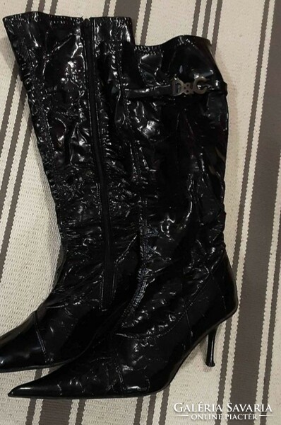 Olasz elegáns divatos Giovanni márkajelzésű fekete, lakkhatású bőrcsizma 36 os méretben