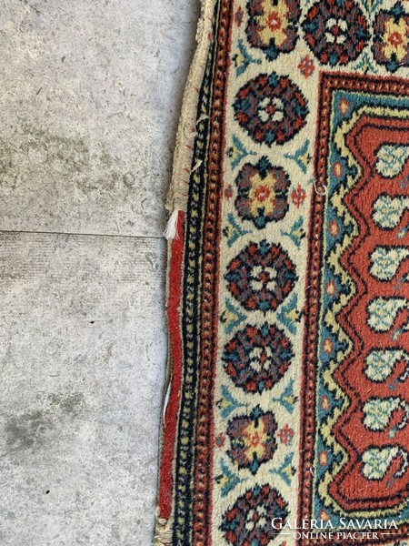 Két db egyforma ágyelő szőnyeg.