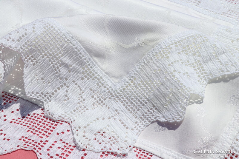 Silk damask tablecloth with crochet lace edge