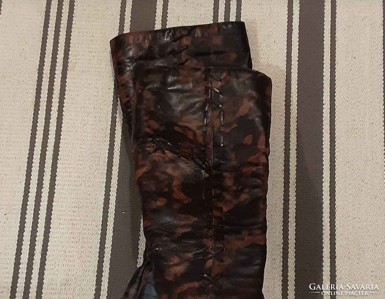 Olasz elegáns divatos Olip márkajelzésű barna-fekete mintázatú bőrcsizma, 37 es méretben