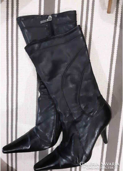Brazilian black elegant fashionable leather boots in size 38