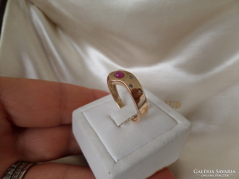 Arany gyűrű valódi rubinnal és apró brillekkel