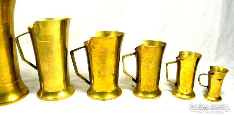 Set of 6, very spectacular, brass drink measures.