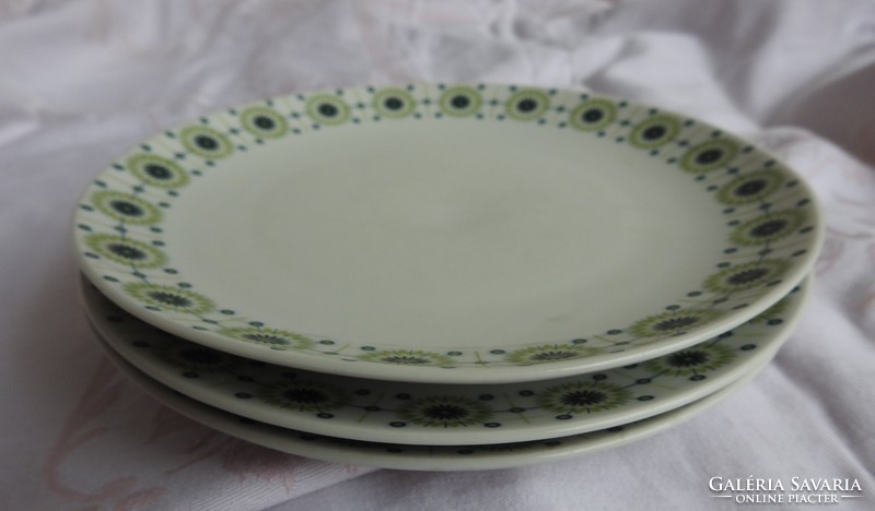 3 cake plates with a modern green border pattern - winterling