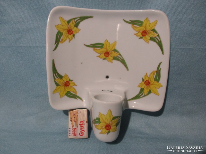 Old dracshe lamp with daffodil pattern