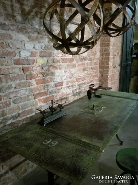 Gömb lámpa, régi vasanyagból, egyedileg készített lámpa, ipari stílusban, mennyezeti gömb dekoráció