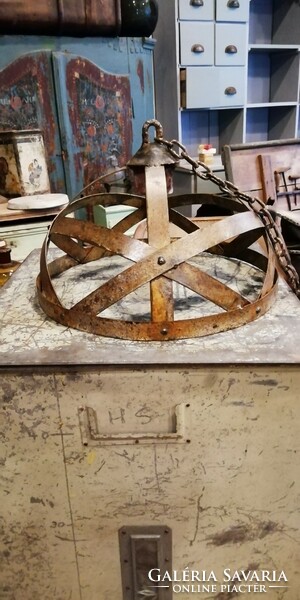 Industrial style iron hemisphere lamp, rustic lamp made of old iron material, industrial or industrial style.