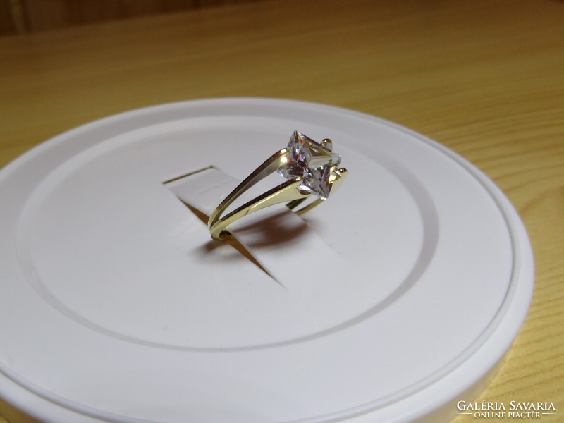 Shiny large cubic zirconia stone medical steel ring, very beautiful.