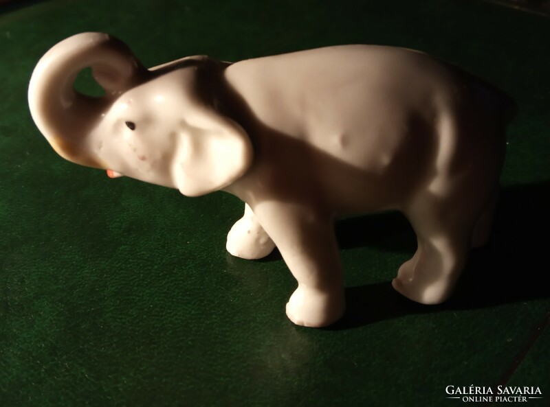 Porcelán kis elefánt figurális emléktárgy nipp, ajándéktárgy
