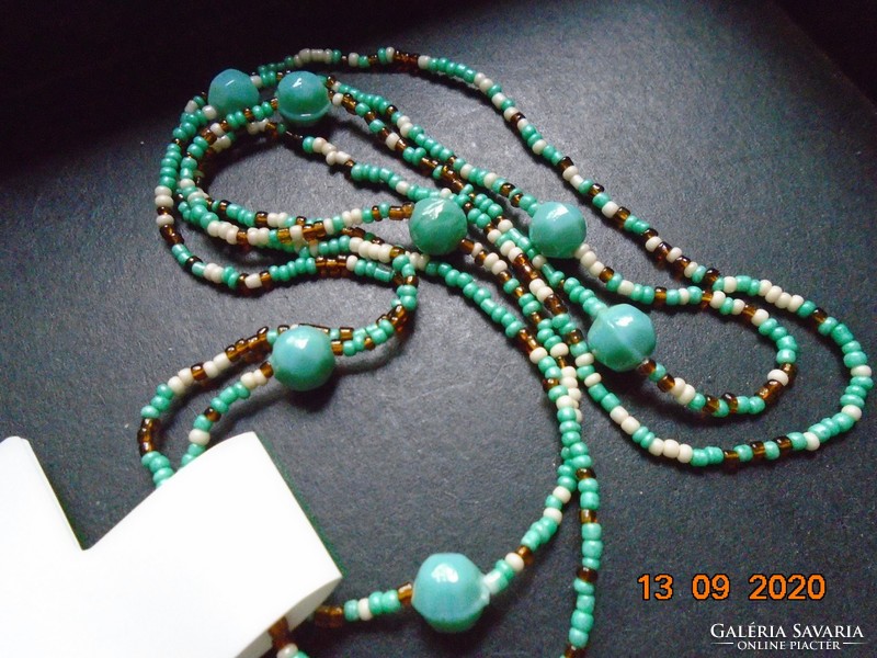 Zöld,fehér,óarany színű apró gyöngyökből hosszú nyaklánc,zöld nagyobb gyöngyökkel 100 cm