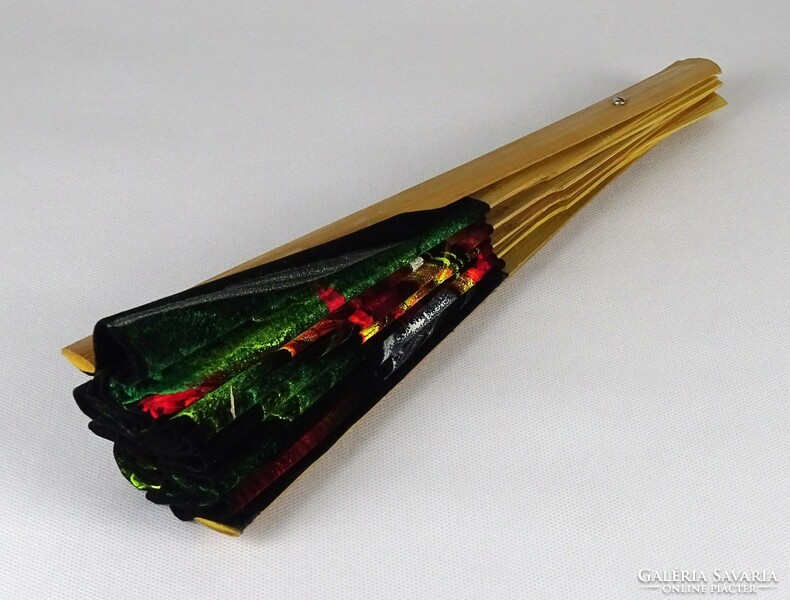 1K463 Nagyméretű fekete keleti bambusz legyező festett tájképpel 49.5 cm