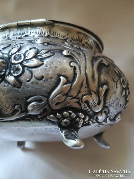Silver sugar bowl with angelic pattern (1890)