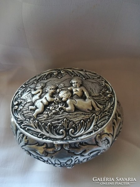 Silver sugar bowl with angelic pattern (1890)