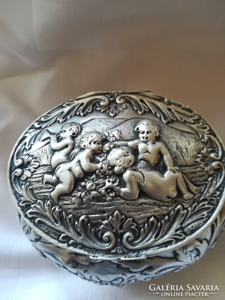 Silver sugar bowl with angelic pattern (1890)