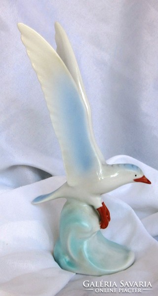 Ravenclaw porcelain nipp, seagull marked, hand painted, 14 cm high.
