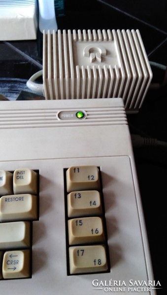 Az idén 42.születésnapját ünneplő Commodore 64 , a  legnépszerűbb retro  számítógép pár tartozékkal