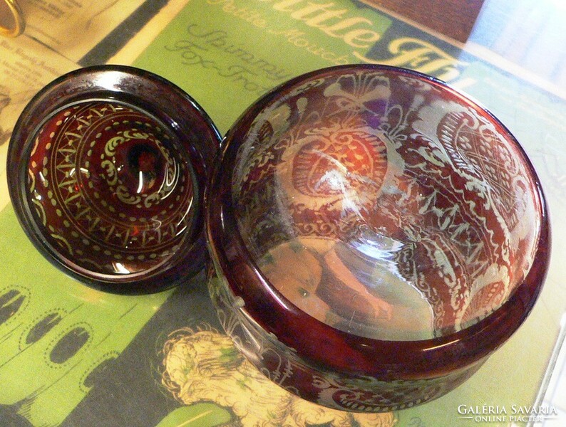 Burgundy polished glass bonbonier with lid
