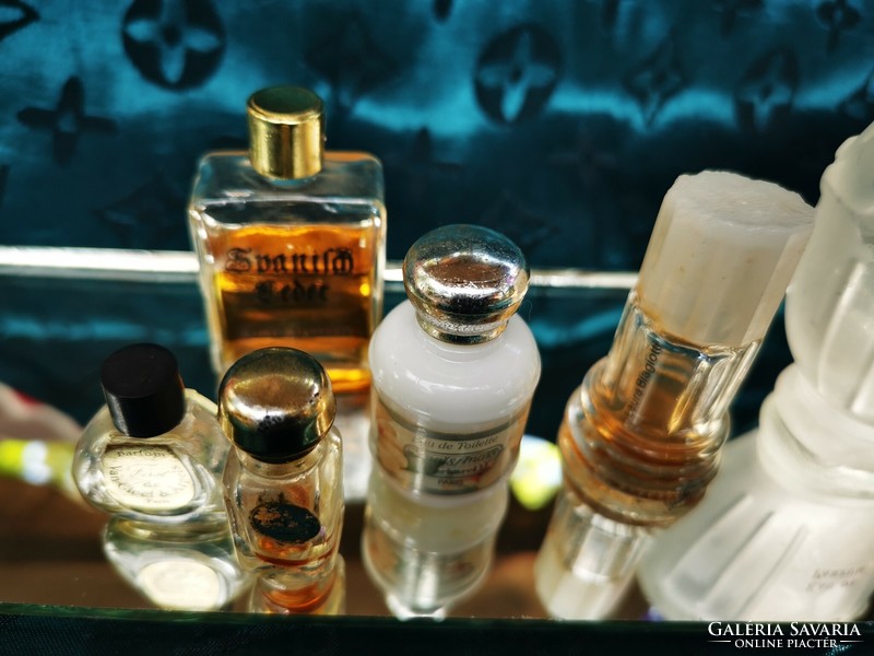 9 db luxusparfüm, kicsi hiányzik mindegyikből. Vintage parfümös üveg dekorációnak, ajándéknak!