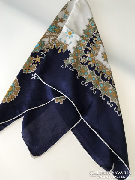 La Roche selyemkendő gyönyörű mintával, 76 x 75 cm