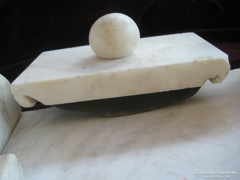 White marble calamari, 4 0x 24 x 2 cm base plate