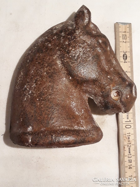 Cast iron horse head ( 2.1 Kg )
