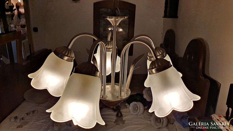 Modern 5 ágú csillár. mennyezeti lámpa, gyönyörű, fehér üveg búrákkal.