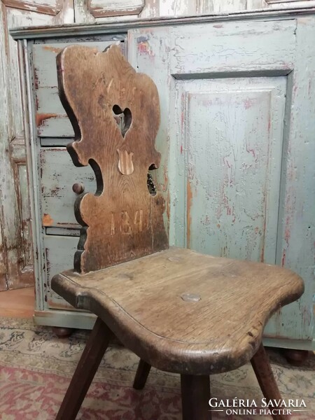 Jelzett évszámos keményfa szék, 1843-ból, nászajándék, gyönyörű néprajzi tárgy, terpesztett lábú szé