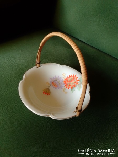 Virágmintás, fonott bambusz füles német porcelán kínáló tálka, kosárka, jelzett
