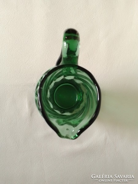 Formába fújt, csavart bordás kisméretű zöld üveg kancsó, hibátlan
