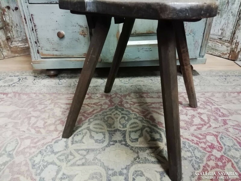 Jelzett évszámos keményfa szék, 1843-ból, nászajándék, gyönyörű néprajzi tárgy, terpesztett lábú szé