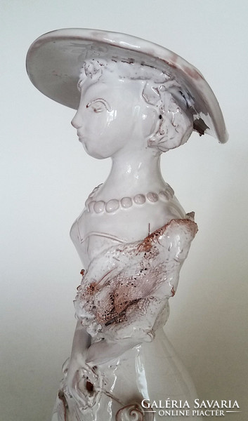 Kerámia szobor kalapos nő virággal figura 31 cm