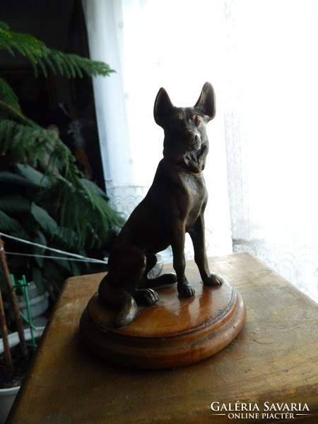 Bronz farkaskutya fa alapzaton - bronz kutya