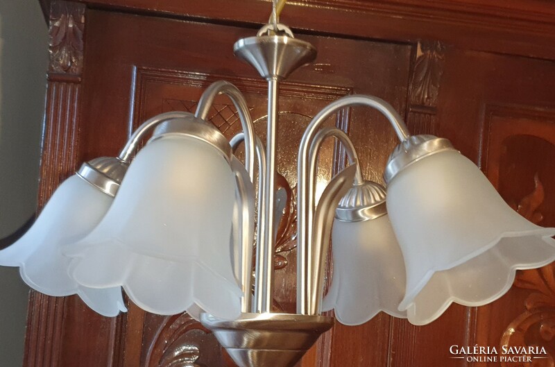 Modern 5-branch chandelier. Ceiling lamp with beautiful white glass shades.