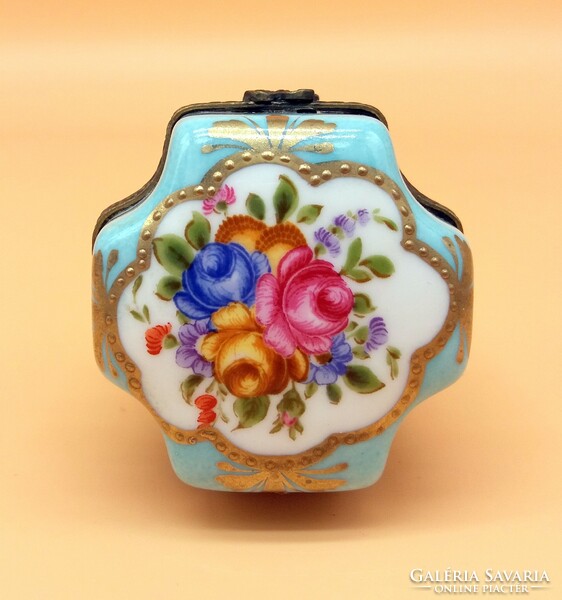 Porcelán parfümtartó négy kis üvgcsévelvirágcsokor dekorációval